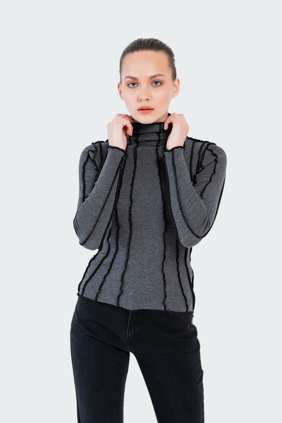 Anthracite contrast-piping mock neck top